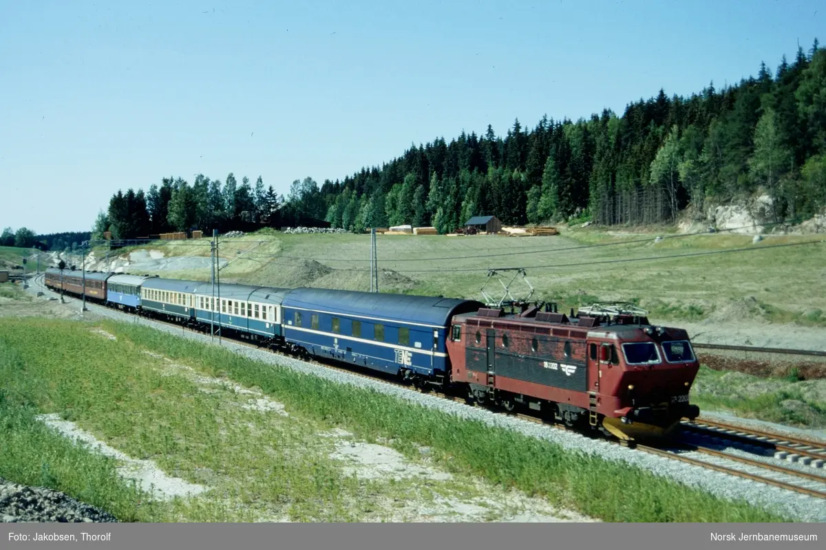 Elektrisk lokomotiv El 16 2202 med persontog fra Hamburg til Oslo S, tog 390 nord for Tveter, ca. km 34, på Østfoldbanen