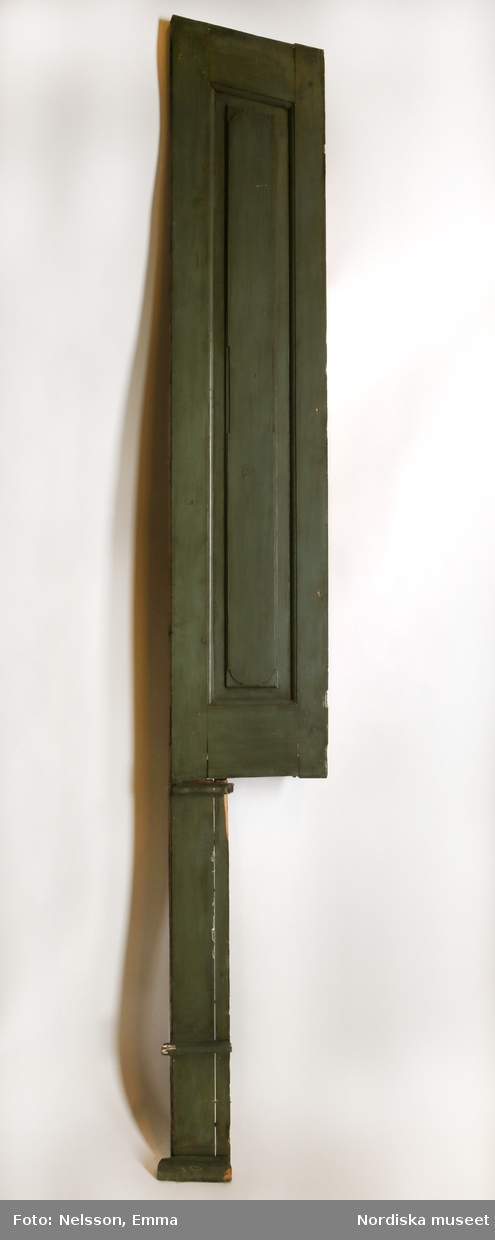 Hög panel, 6 st (2+2+2), av furu, målad i grågrön oljefärg, omkring 1740. Fyllningar med upphöjt mittparti. Lister.

Anm: Partiellt färgbortfall och skador. Panelerna har flankerat de tre fönstren i nischerna (NM.0334543 - NM.0334545). 
/Anna Arfvidsson Womack 2021-07-16