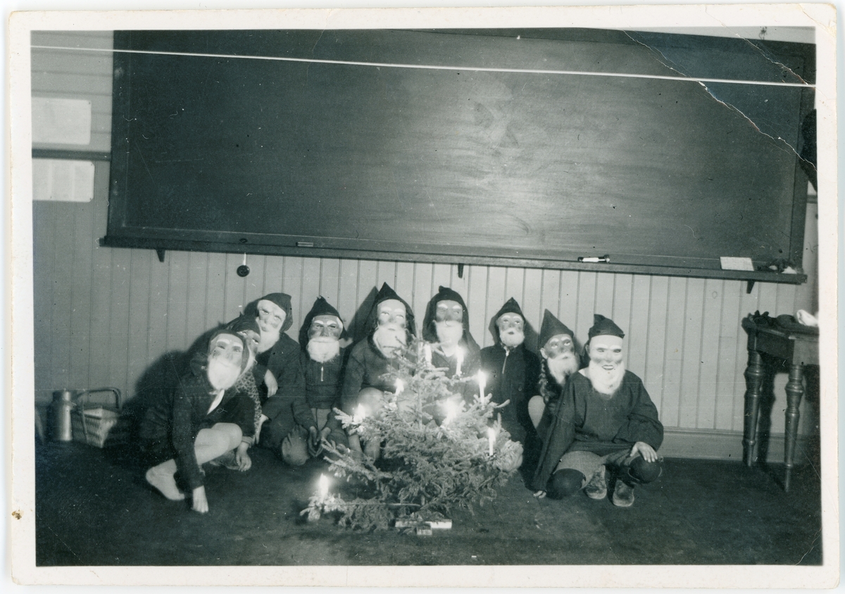 Skolelever utklädda till jultomtar, Skogs-Tibble, Uppland 1939