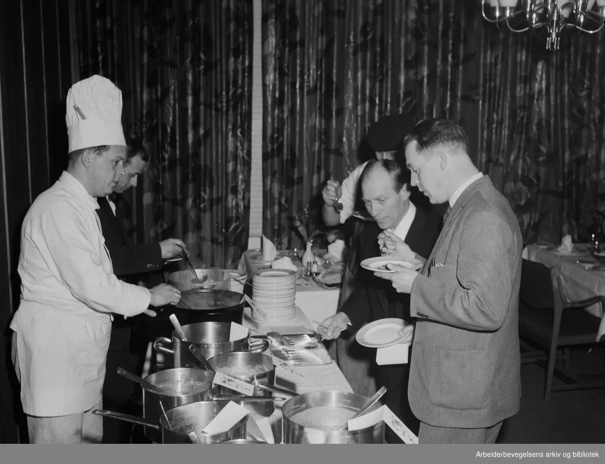 Arbeiderbladets lapskauskonkurranse. Hotel Viking (nå Clarion Hotel The Hub) februar 1954. Juryen i arbeid. Kjøkkensjef Rolf Frøshaug med kokkelue.
