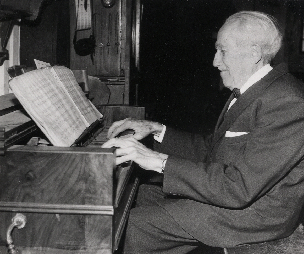 Kantor Erik Blank spelar på en kammarorgel. Lessebo, ca 1960.