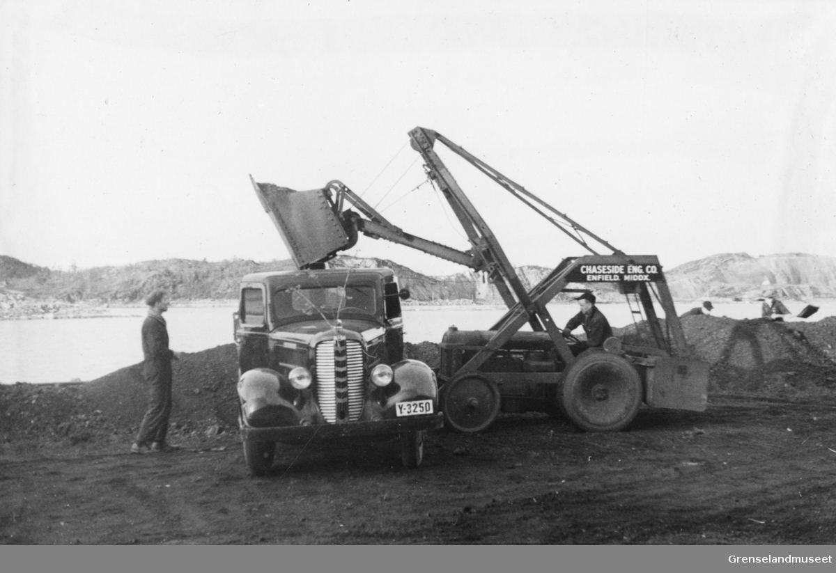 Pålasting ved "Rampen" ved Ørnevannet. En lasteskuffe lasser på en lastebil. Fra Ørnevandsforekomsten 10/7-1937