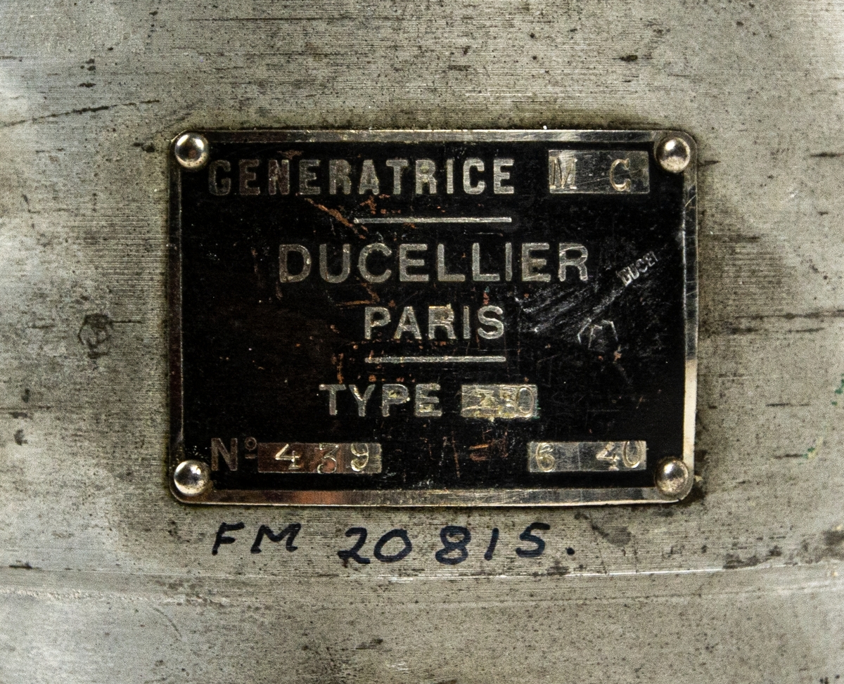 Elsystem fpl DC 3. Generator har beteckningen"GENERATRICE M C, DUCELLIER PARIS TYPE 330 No 439" Datum för tillverkning 6 40