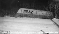 Ørnevannsbussen har havnet i grøfta, 1939.