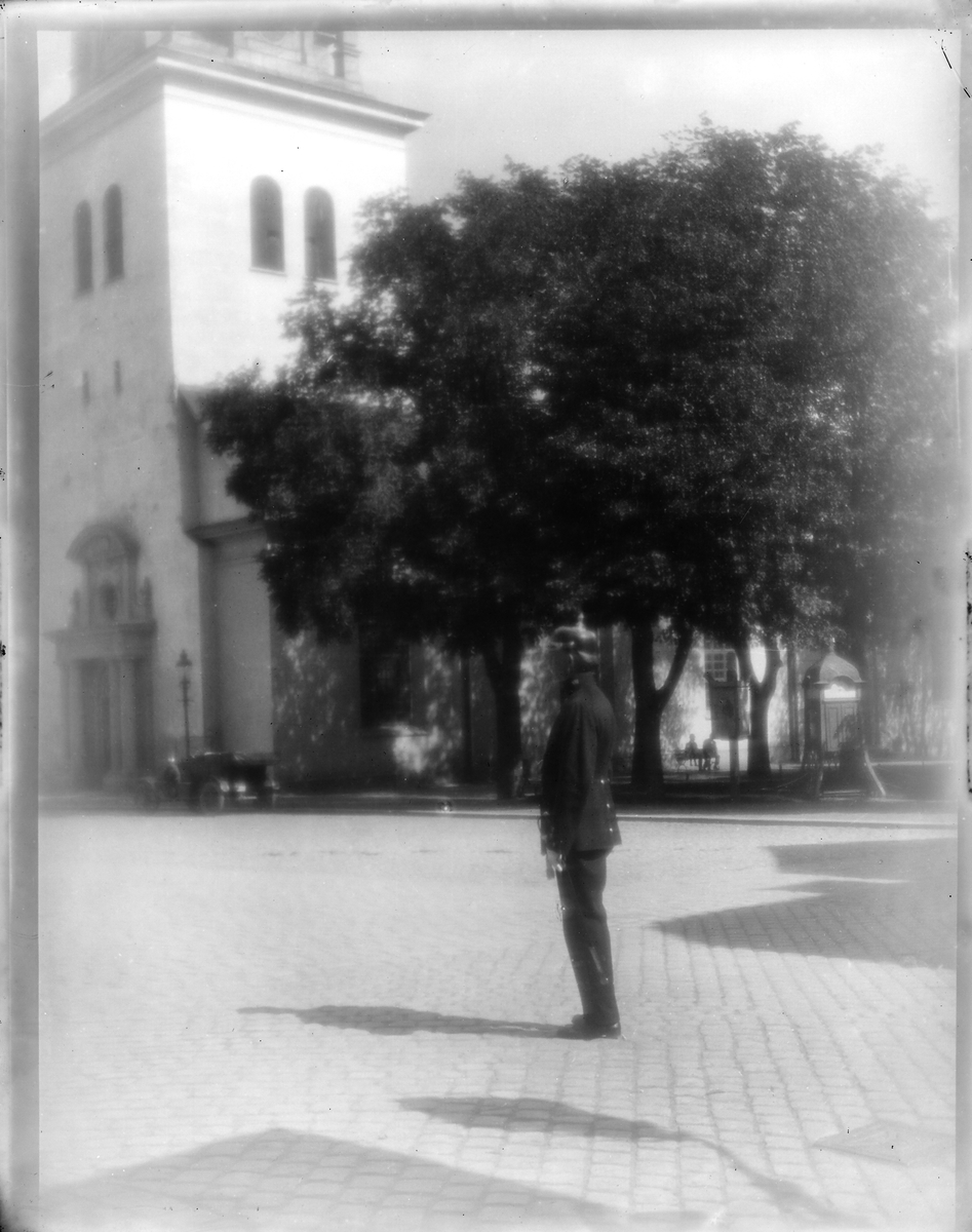 Polis vid S:t Larskyrkan, Linköping. Polis i centrala Linköping. Kyrka. Bilden är från 1910-talet.