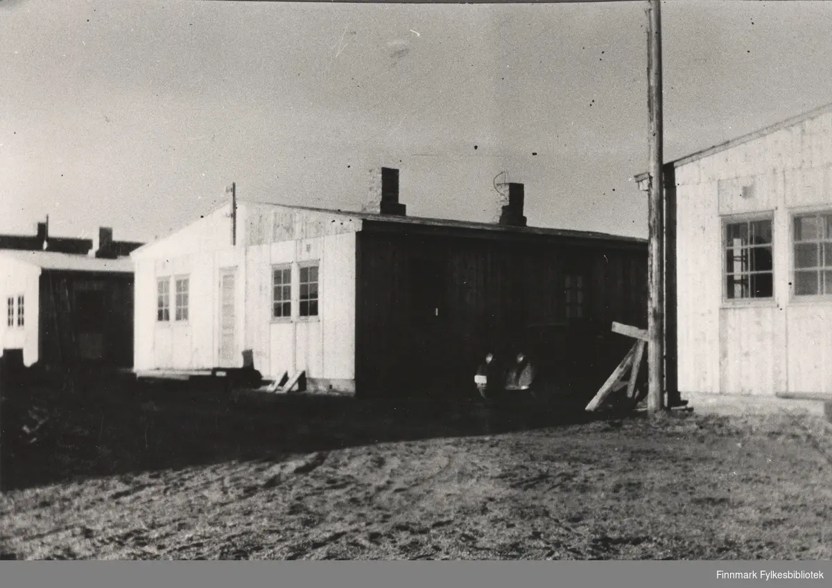 Her ser vi ingeniørboliger i Vadsø 1946. De sto ved side av kontorbrakka, se også bildene GK-FV.0000112/114.