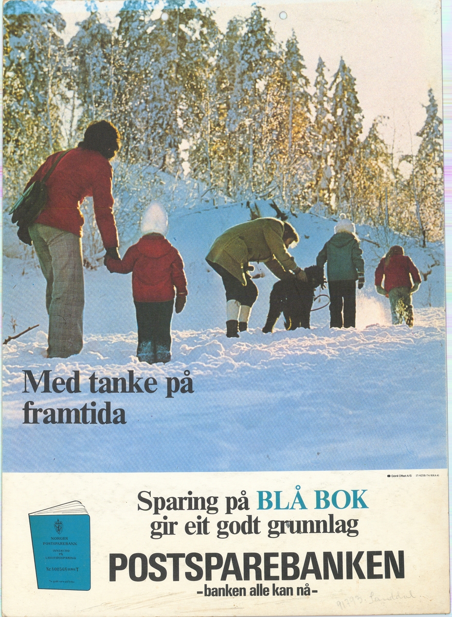Tosidig motiv med tekst på bokmål og nynorsk på hver sin side. Likt motiv og tekstinnhold på begge sider. Motivet viser voksne og barn på tur i vinterlandskap.