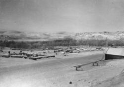 Ruinene av bebyggelsen i gruvebyen, Bjørnevatn vinteren 1944