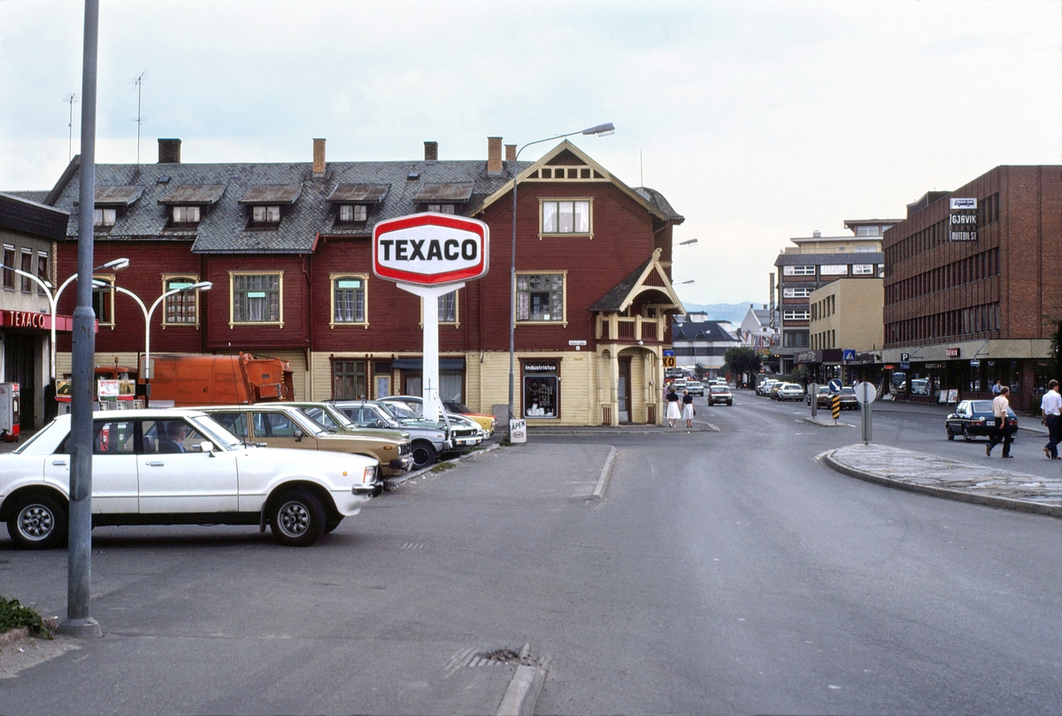 Sandsgården og Texaco-stasjon i Strandgata , Gjøvik 1981