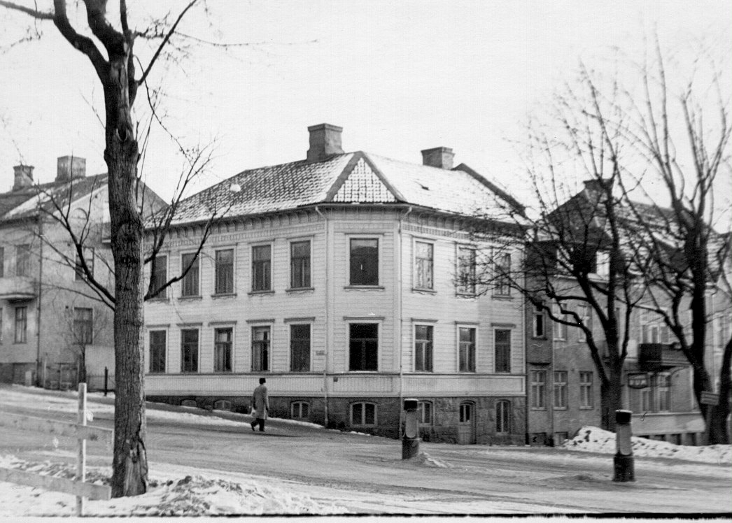 Korsningen Kungsgatan - Yxhammarsgatan med kvarteret Fjolner på 1950 ...