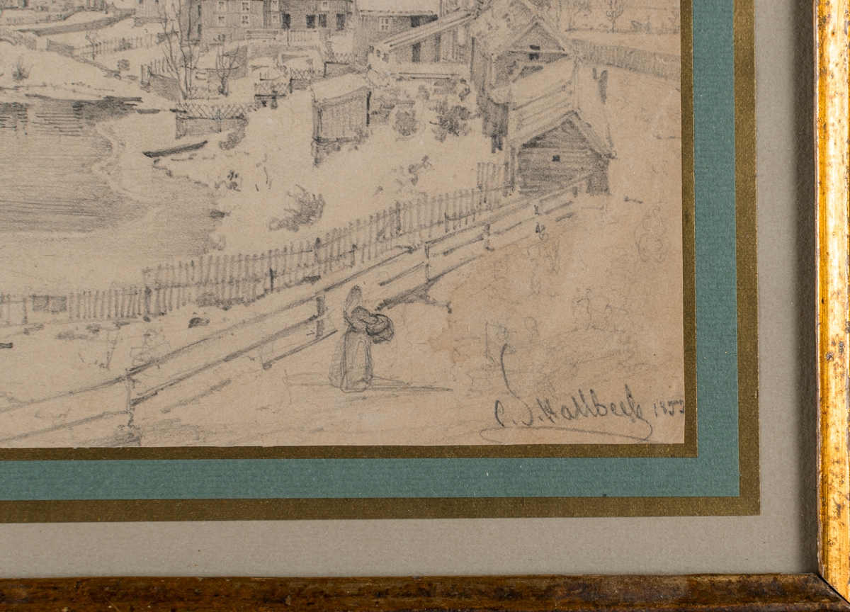 Blyertsteckning av Carl S. Hallbeck. "Gefle sett från Gammelbron 1853". Motivet är det centrala Gävle sett från väster. Till vänter Rådhuset med tornprytt tak. Till höger Gävle Slott med flyglar. Till höger om Slottet syns det höga Länsfängelset. Vid stränderna hus och kåkar.
