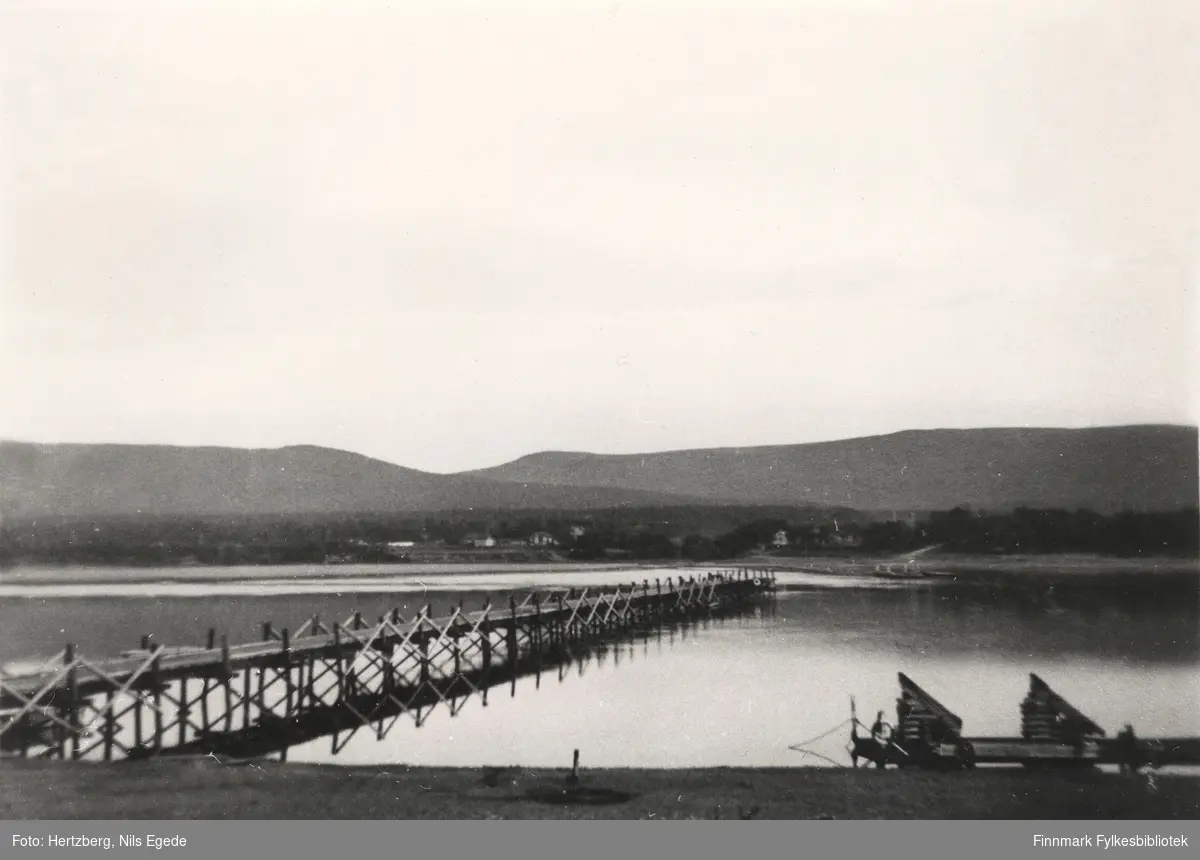 Brubygging over Tanaelven i Seida, 1939. Oversiktsbilde av bruen, den er snart over elven.