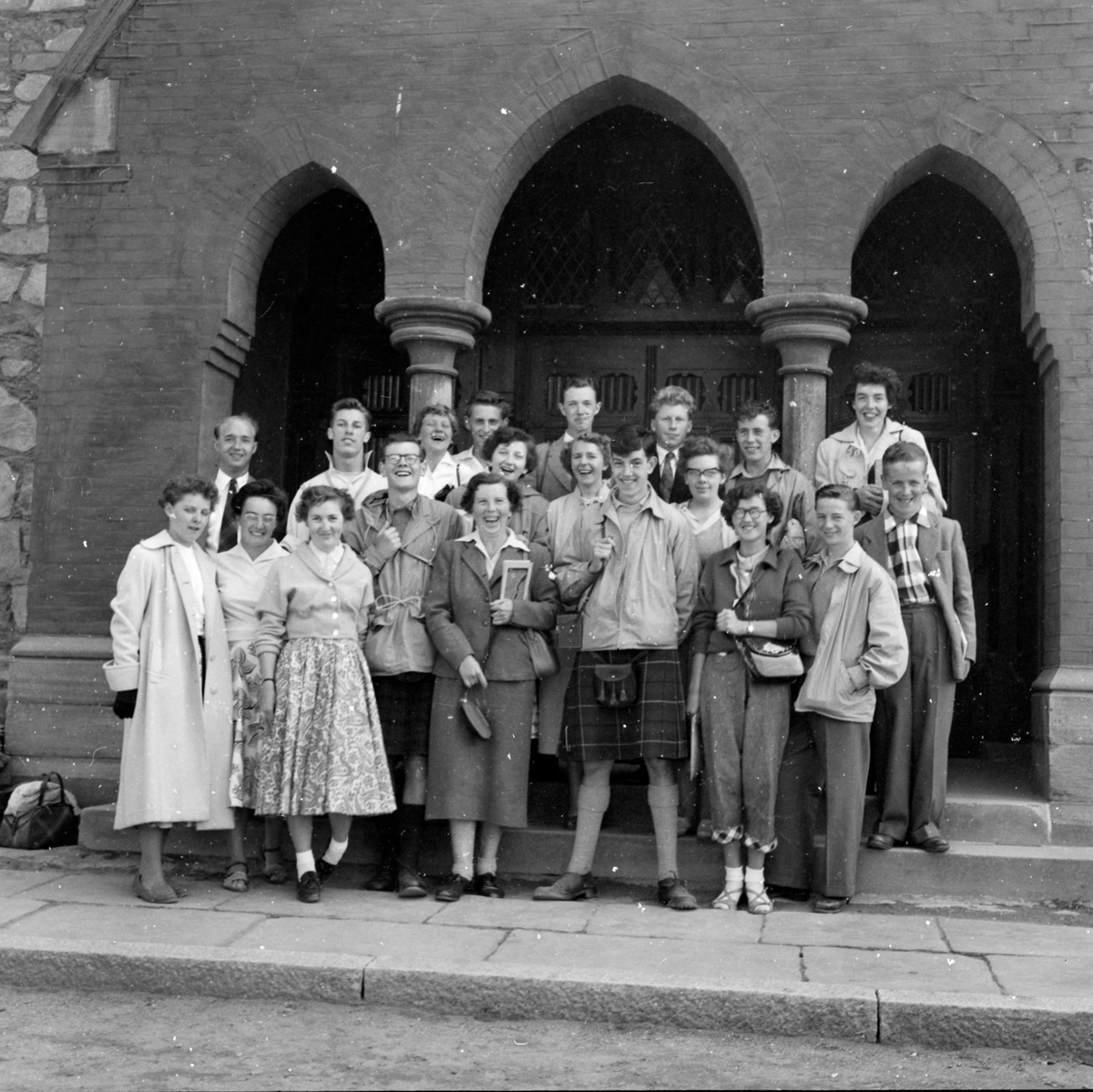 Skotske turister fra Trondheims vennskapsby Dunfermline ved Vår Frue kirke