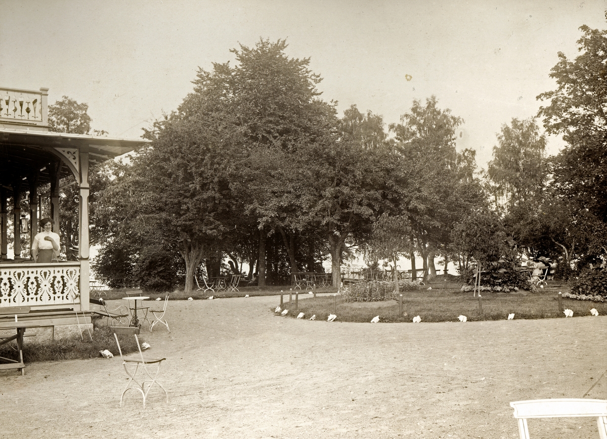 Evedals värdshus. Parken ner mot Helgasjön. Ca. 1915.
