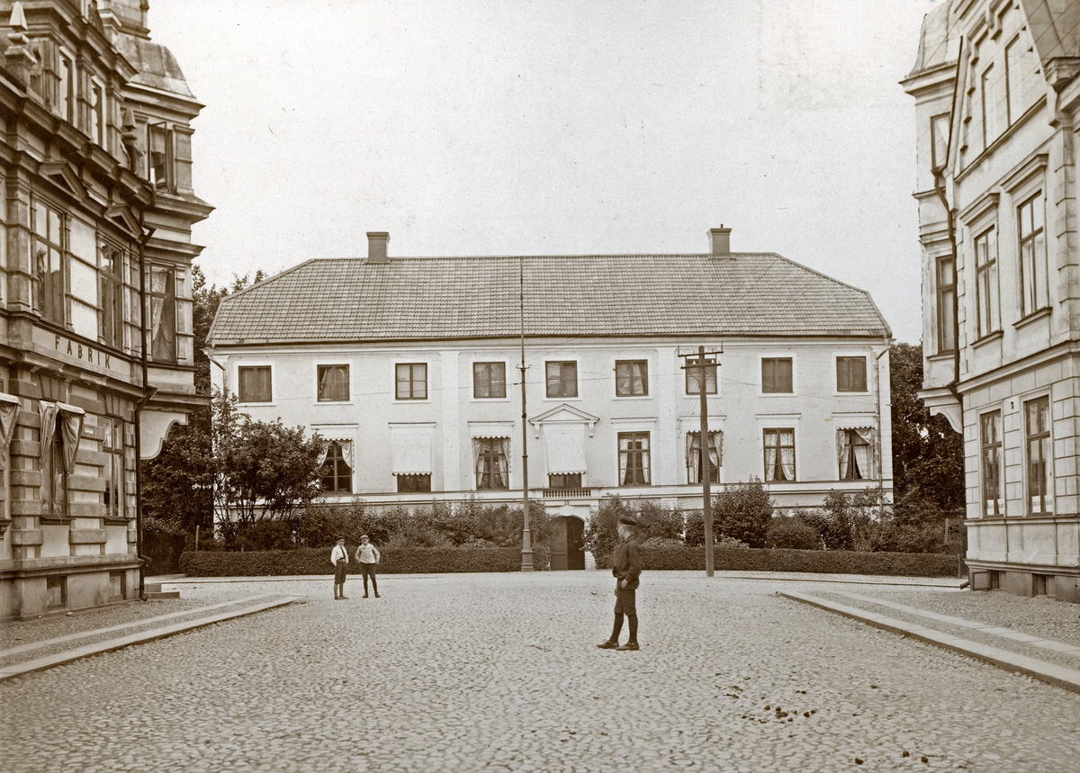 Baumgartenska gården, i slutet av Kronobergsgatan. Växjö, ca. 1915.