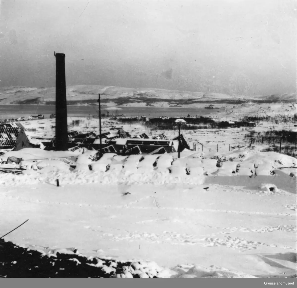 Utsikt fra kote 60 over brikettverket, Kirkenes vinteren 1944/45.