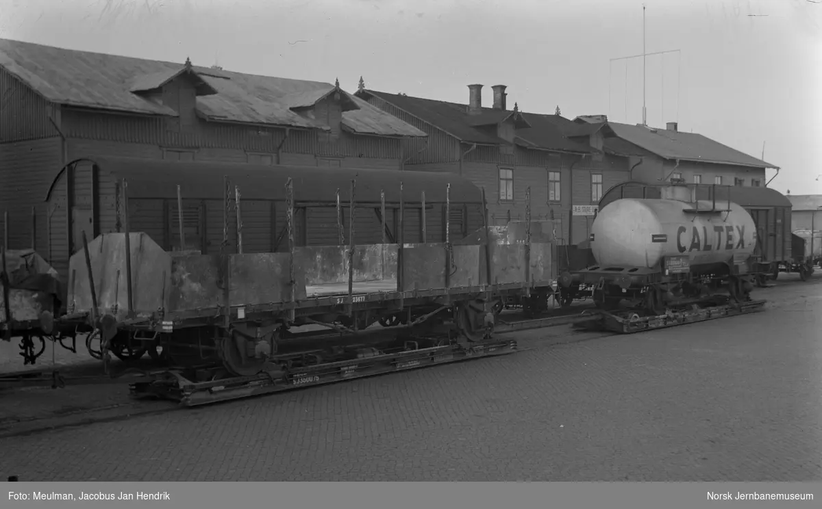 SJ normalsporet stakevogn nr. 23677 og tankvogn på overføringsvogner for sporvidde 891 mm på Kalmar stasjon