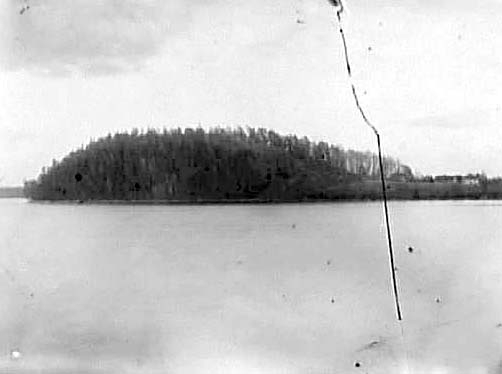 Gräfsnäs låg ursprungligen på ön Loholmen i sjön Anten. Där finns fortfarande lämningar av grundmurar till en större byggnad.