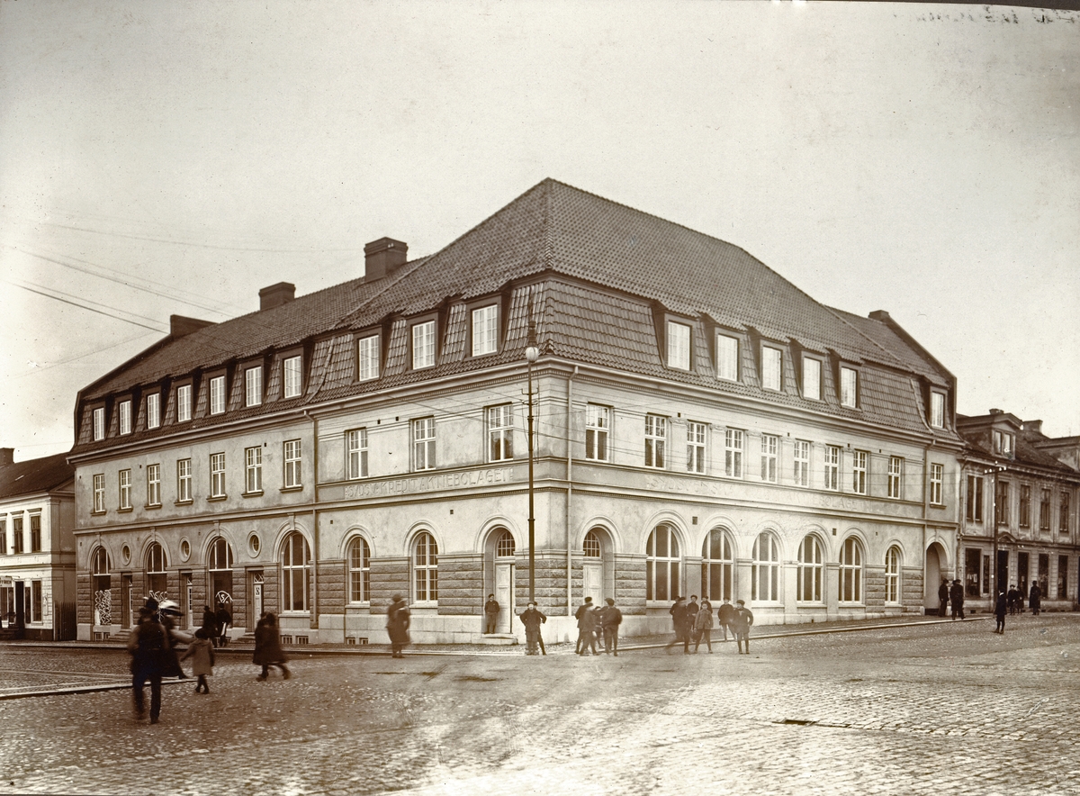 Sydsvenska Kreditaktiebolagets bank i hörnet Storgatan - Kungsgatan, ca. 1913.