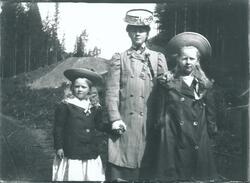 De tre eldste søstrene Rydgren i penklær og med 17.maisløyfe