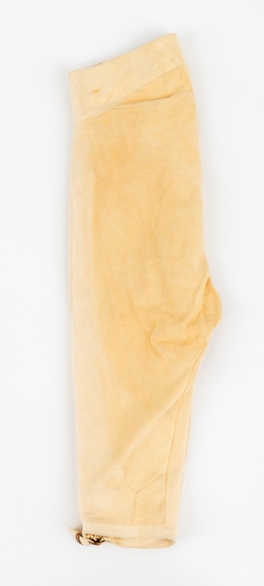 Knebukse av semsket elgskinn. Buksa er en kopi av bukse fra Gauldalen i Sør-Trøndelag, ca år 1800. 