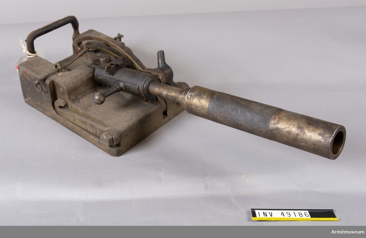 Grupp E X b.
Samhörande med 2 cm granatkastare m/1918 är avfyringslina, bäddningsplåt, två bärselar, två bärstänger, fodral, riktkäpp, lodriktinstrument.

Märkt med flottans kattfot.