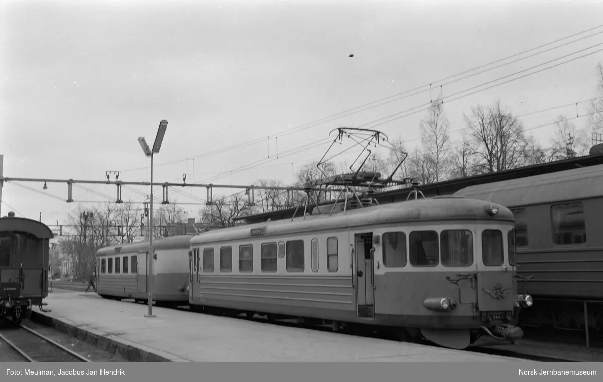 Persontog med elektrisk motorvogn litra YBo6a med tilhenger på Växjö stasjon