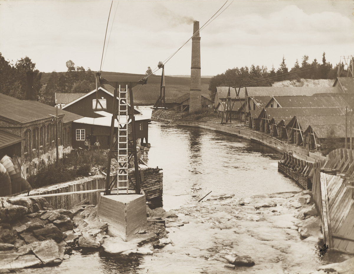 Bilde av Mago A, Eidsvoll verk teglverk, anlagt 1878. Dette var det første av sliperiene langs Andelven. Nå brukt til kraftverk, eid og driftet av Hafslund siden 1993, da de kjøpte flere kraftverk fra MEV. Beholdt sin opprinnelige form frem til 1918, da det ble bygget om. Ble nedlagt i 1932. 
