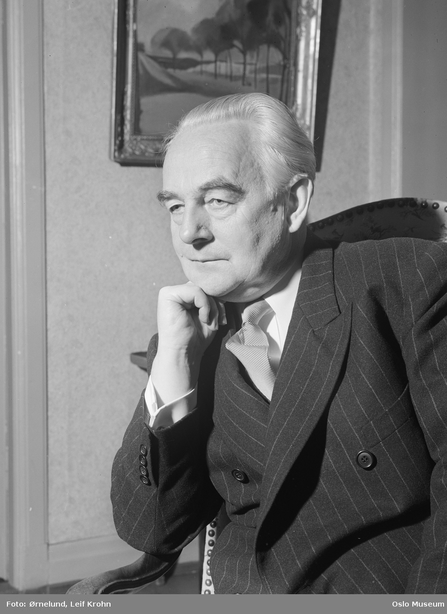 portrett, mann, politiker, radiomann, redaktør, «Stemmen fra London» under andre verdenskrig, sittende brystbilde