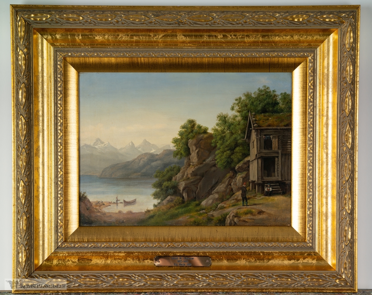 Landskapmaleri fra Veøya mot havet. Til høyre i maleriet står det et stabbur med torvtak. Det sitter en kvinne ved trappen med en mann stående ved siden av. I vannet flyter en trebåt og ved vannkanten står en person. I bakgrunnen ser man fjell og fjord.