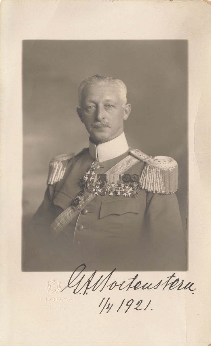 Porträtt av Gustaf Adolf Boltenstern, överste vid Livregementets dragoner K 2.

Se även bild AMA.0000789, AMA.0000978-81 och AMA.0018113.