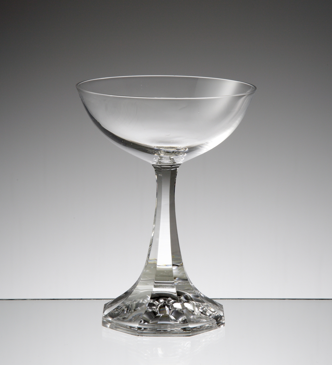 Formgivare: Nils Landberg.
Cocktailglas. Elliptisk öppen kupa, fasettslipat luftben och fot.
