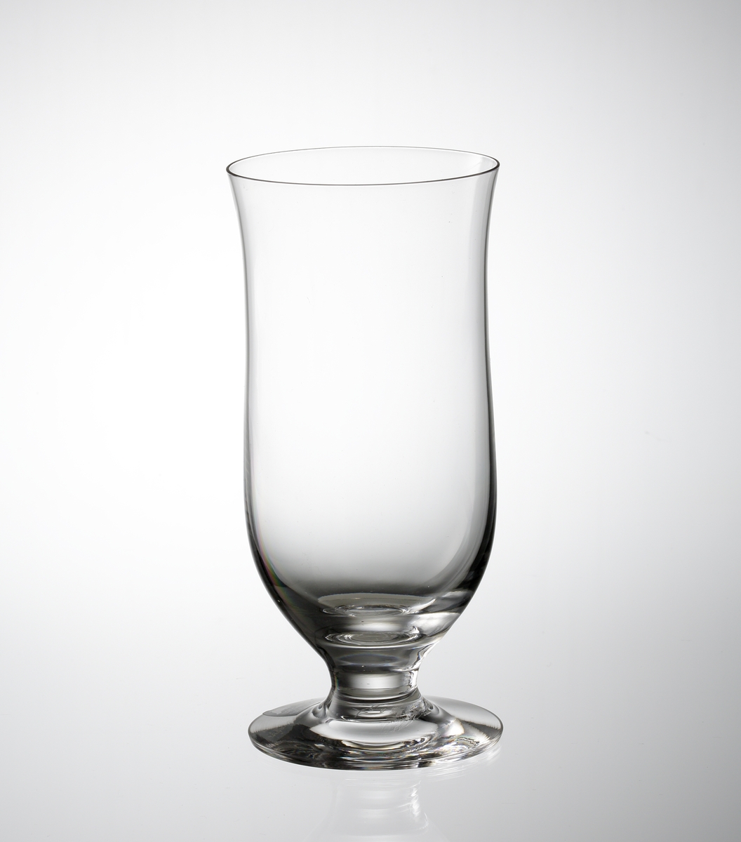 Formgivare: Gunnar Cyrén. Glaset har en slät, klockformad kupa med draget ben.

Fabriksmärke: Mörkgrå botten, vit text.