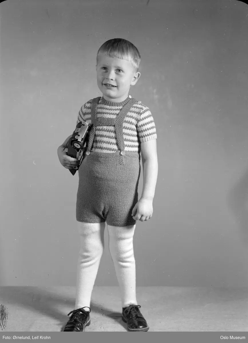 modell, gutt, stående helfigur, strikket jakke og kortbukse