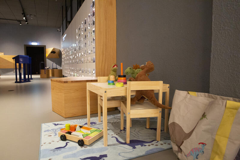 Bildet viser små barnemøbler og kosedyr i Geolaben (Foto/Photo)
