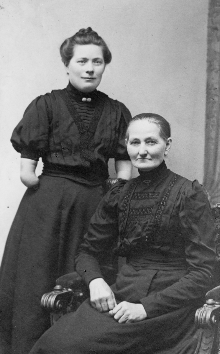 Østlandske Vanførelag.  F.v. Anna Øverlien, Brumunddal og hennes tante. (navn ukjent. Østlandske Vanførehjem.