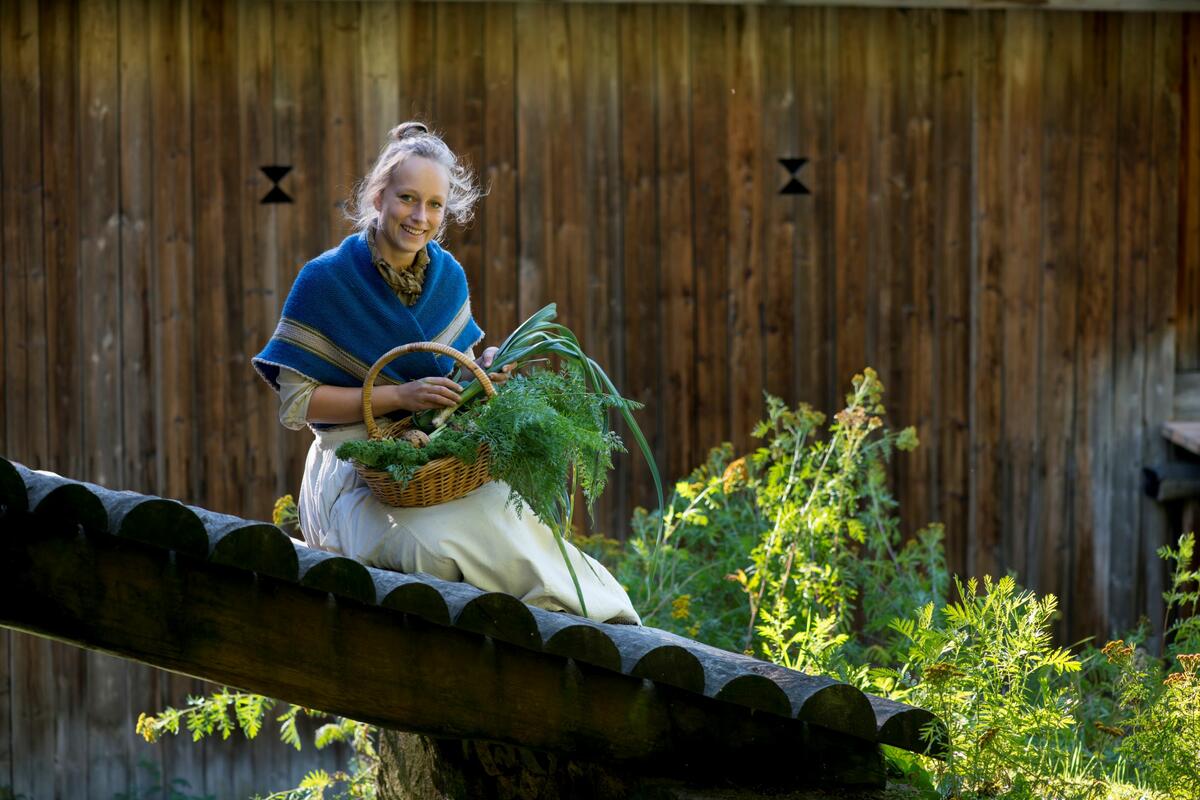 En kvinne med en kurv full av grønnsaker (Foto/Photo)
