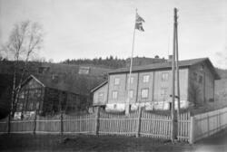 Vestre Gausdal, Myklebø gård med stakittgjerde og heist flag