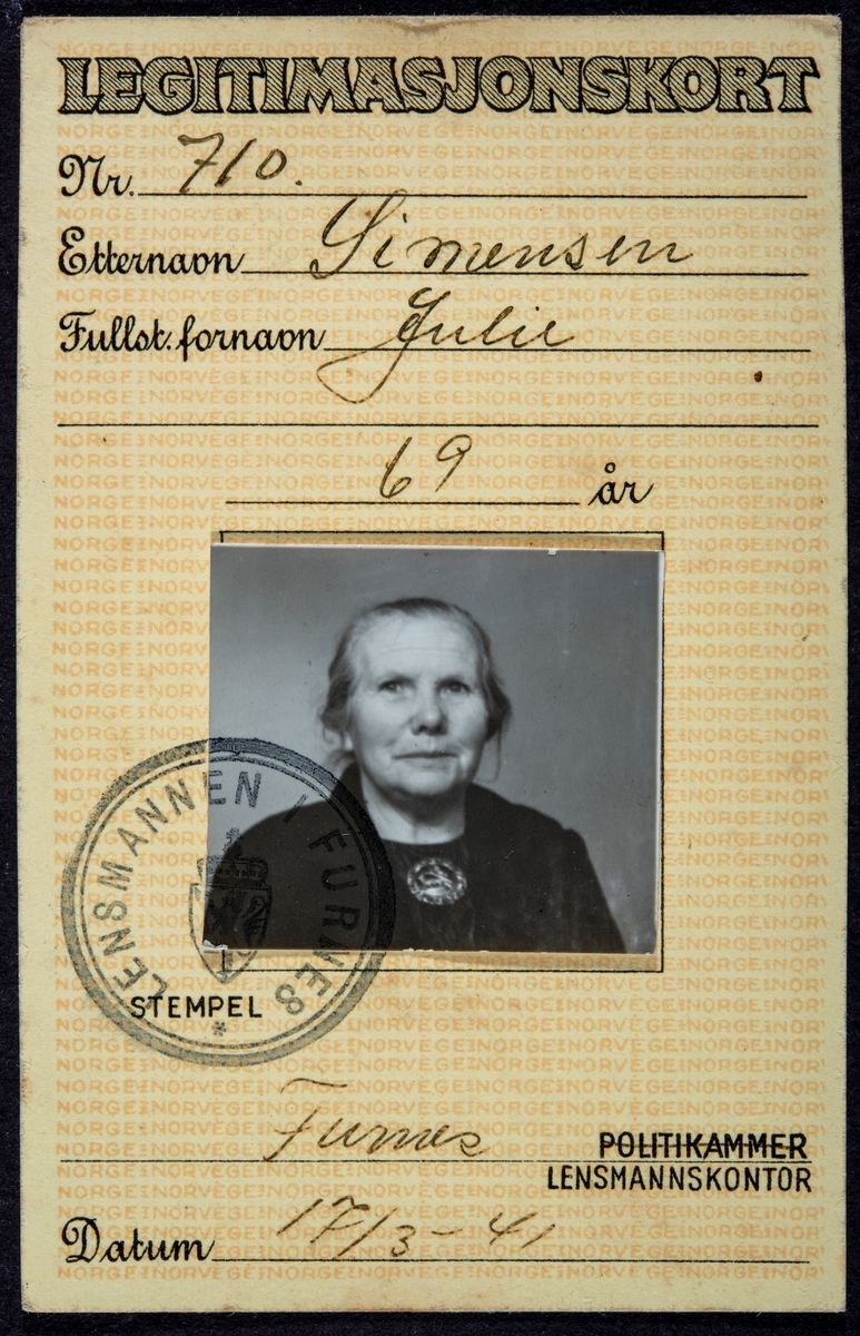 Legetimasjonskort fra krigen. Legetimasjonskortet til Julie Simensen, Furnes. Krigs ID, identifikasjonskort. Utstett 17/3-1941.