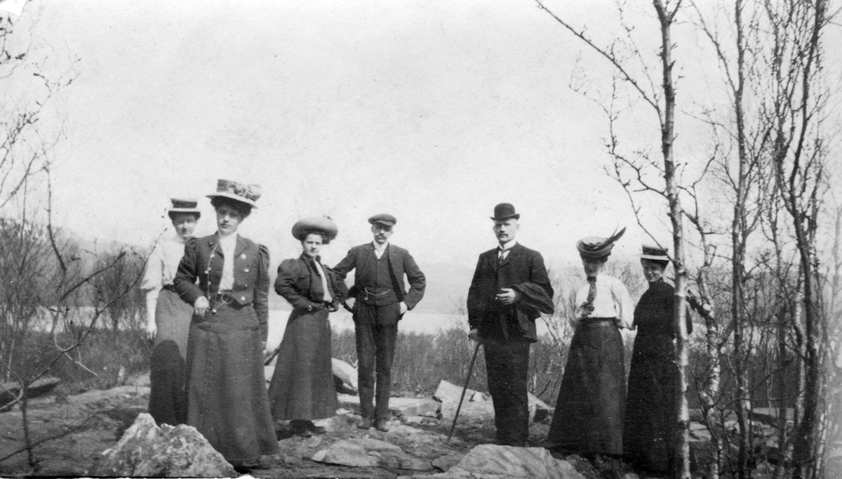 Gruppebilde,Mjaavaslien 1908.Bodø.
2dn. Pinsedag.
Menn og kvinner.