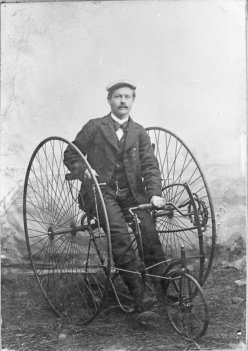 Elling E. Skålen, på sykkel med tre hjul. Omkring 1900.