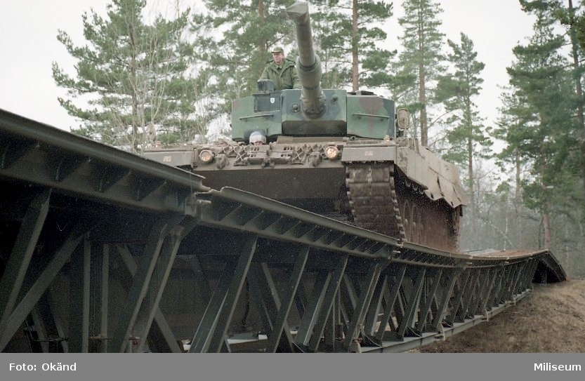 Stridsvagn 121 (Strv 121), Leopard. Kör över krigsbro 5 (KB 5).