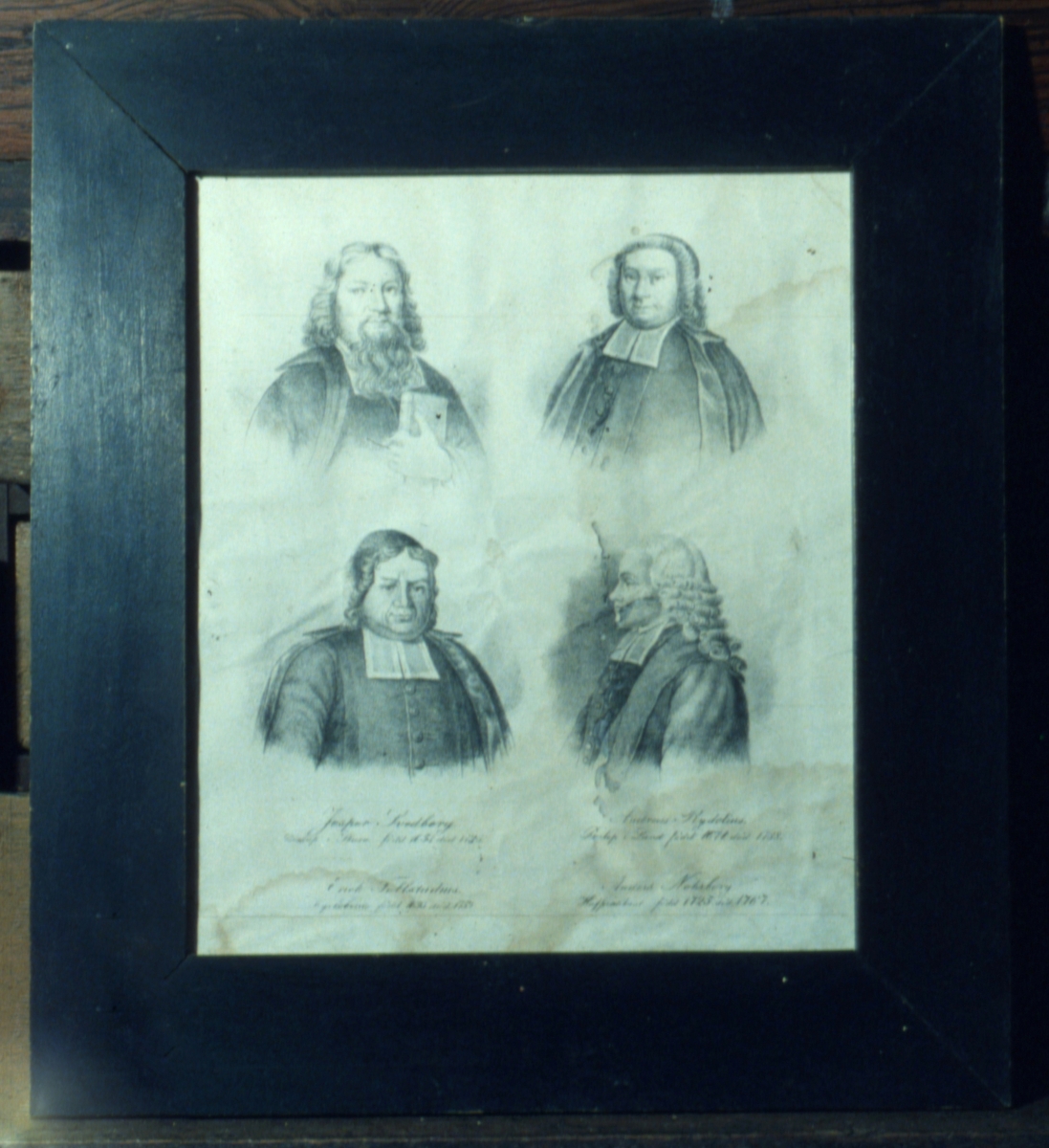 Porträtt, litografi, svart vit motiv: 4 namngivna, präster. Glasad. Björkram.