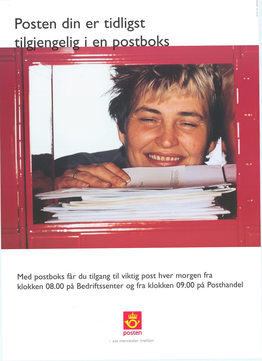 Plakat med fotomotiv av en person i en postboksluke, tekst og Postens logomerke.