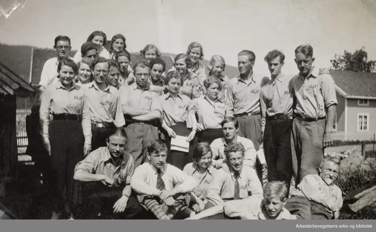 Medlemmer av Majorstua AUL "Frihet" på lagstur til Jevnaker i pinsen 1934..På bildet er blant annet Rakel Seweriin, Else Solveig Lunde, Johs Hansen, Alf Harbitz, Anna og Ørnulf Egge.