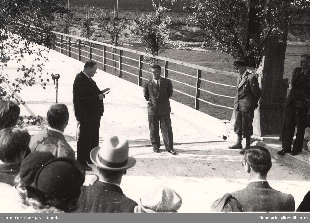 Tana bru ble åpnet i august 1948. Vegsjef Harald Hofseth holder tale. Fylkesmann Peder Holt midt på bildet. Se også de andre åpningsbildene 346-358.