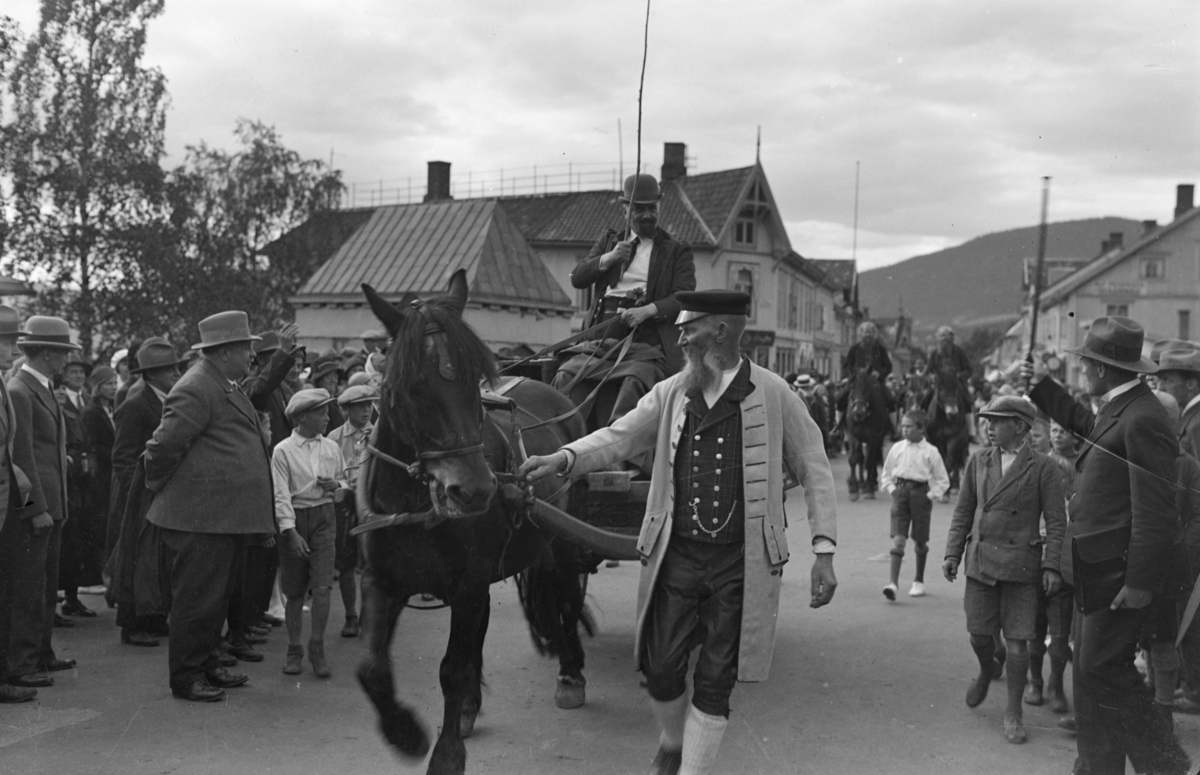 Gruppe, aktører til underholdning, opptog, bl.a. A. Sandvig på hestelasset
