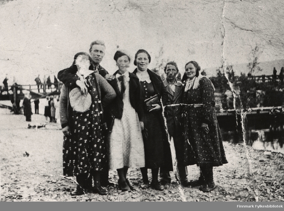 Åpning av bukkebrua over Tanaelva i Seida, 1939. Fra venstre: Fru. Jakobsen, Jakob Jakobsen, ukjent?, Margit Store Pettersen, Johan Saua og Gunnhild Store.