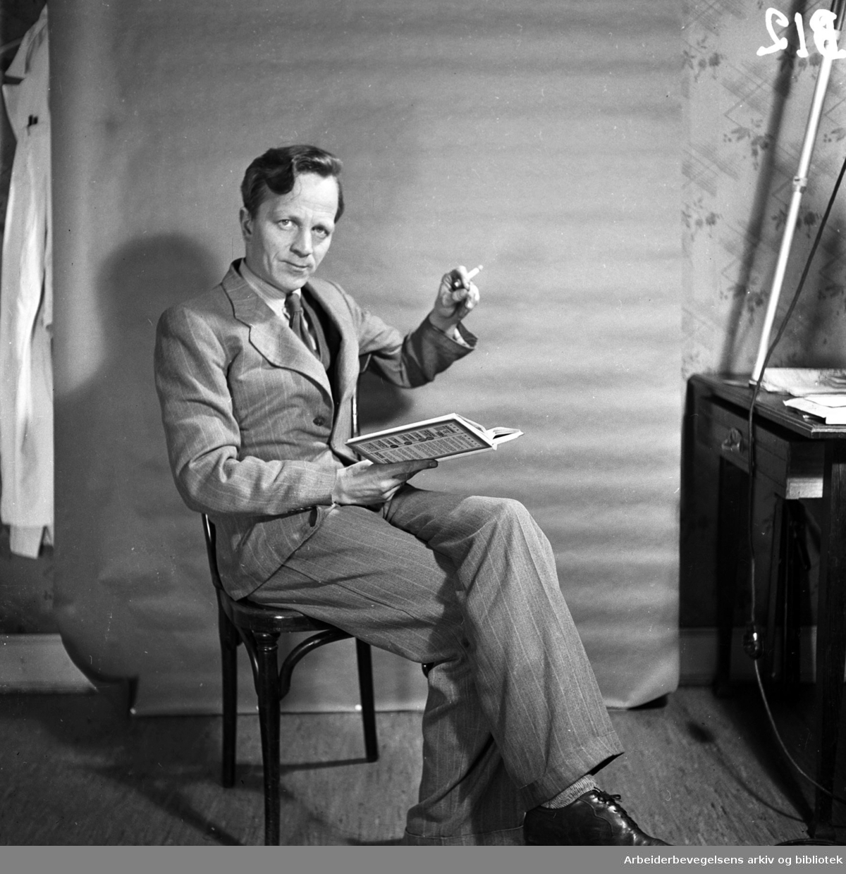 Illustratør og fotograf Thor Wiborg på Den Norske Legasjonens pressekontor i Stockholm. 24. november 1944..