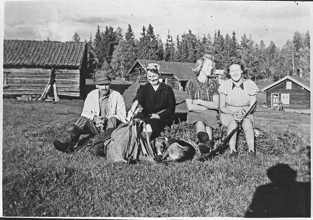 Hjemkomst fra jakt, fra Lie i Sigdal. Høsten 1945.